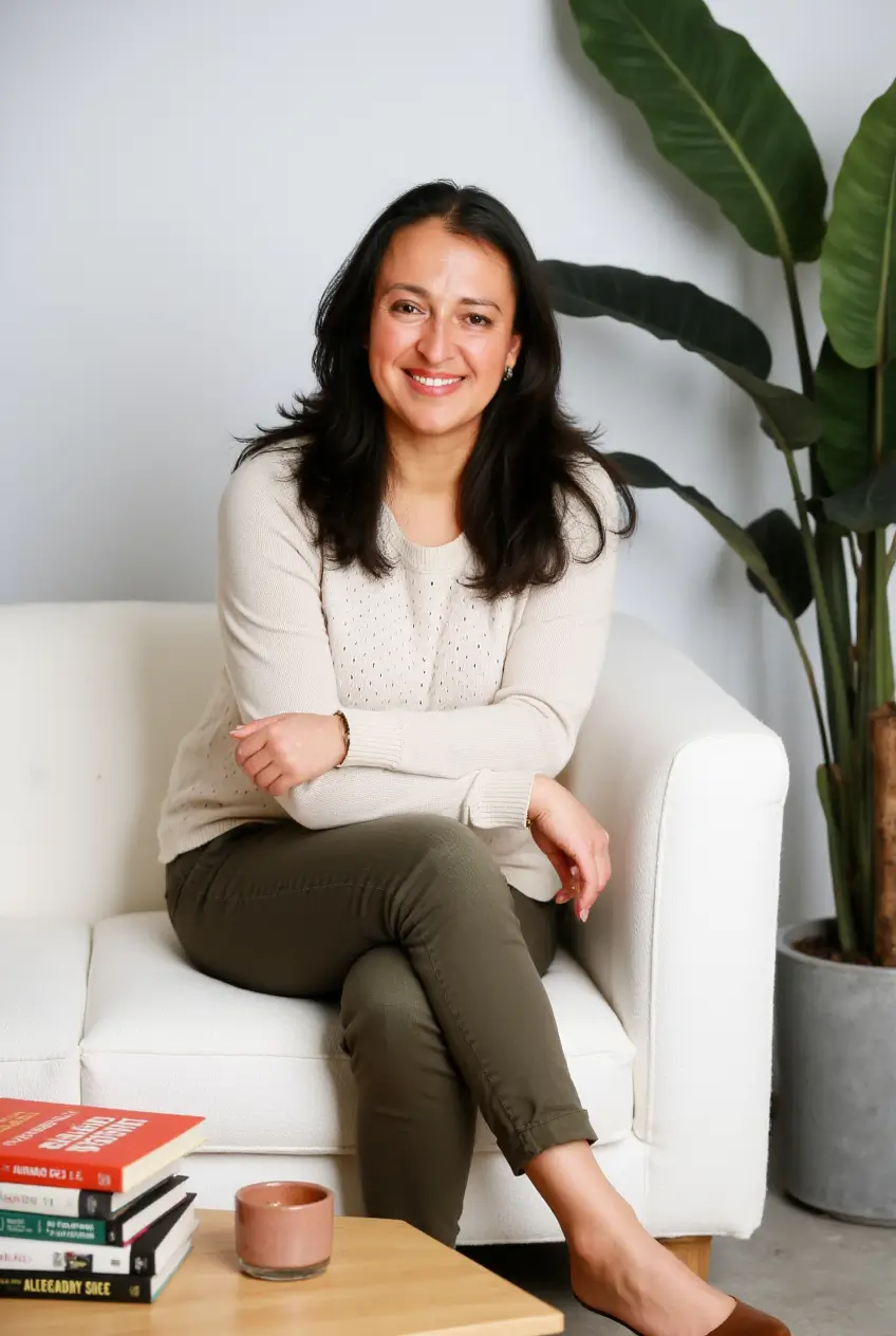 Andrea Fernández disfrutando de un momento de calma con libros que inspiran su trabajo de mentoría en cosmética natural.